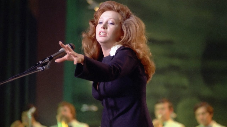 Кадр из фильма Женщина, которая поет