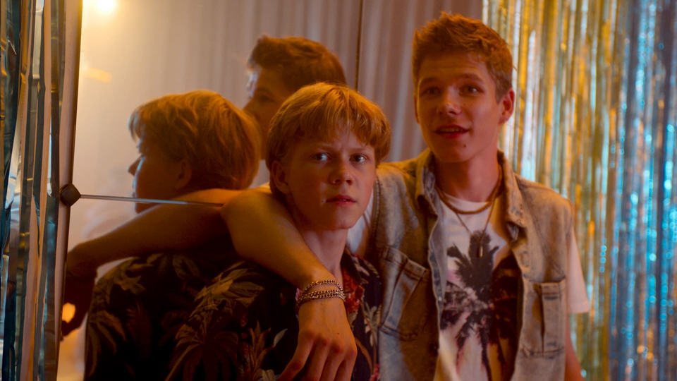 Кадр из фильма Лето. Нулевые