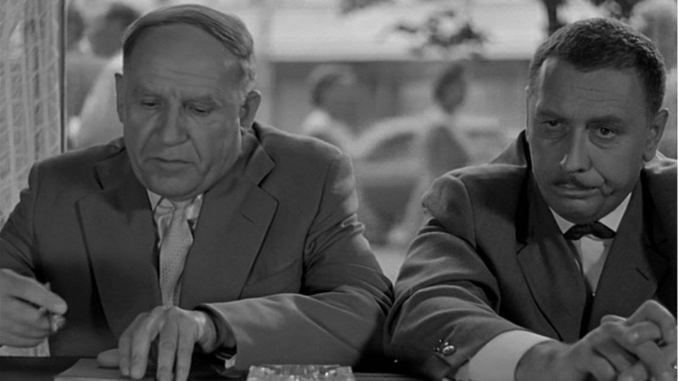 Кадр из фильма Дайте жалобную книгу